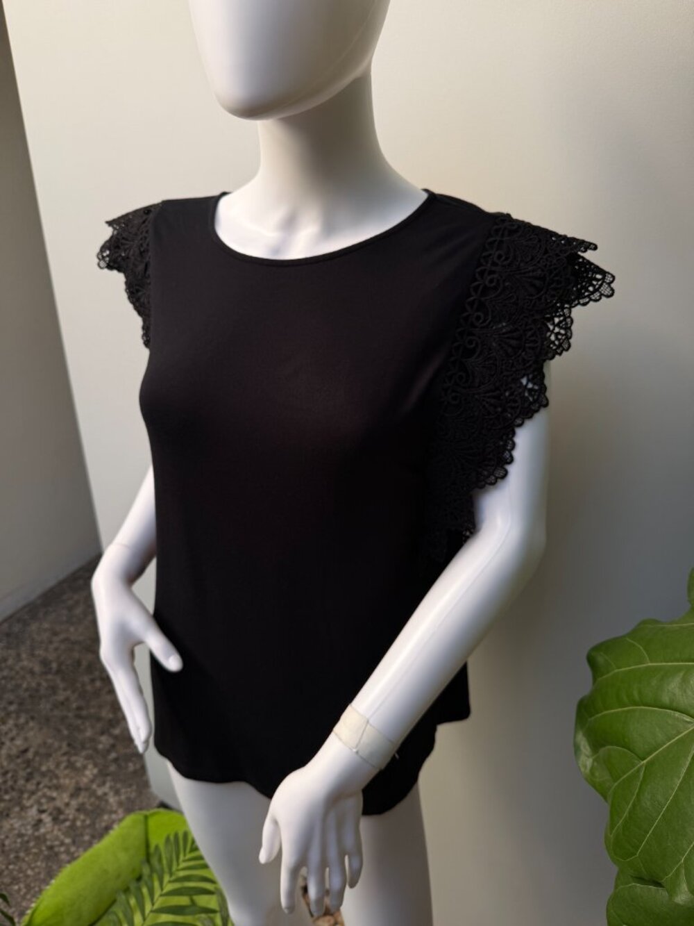 NWOT Super Soft G by Giuliana Crochet Flutter Sleeve EcoLuxe Tee - Black M/L